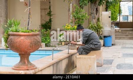 Shiraz, Iran - Mai 2019 : homme musulman prenant l'ablution pour la prière Banque D'Images