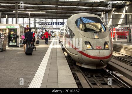 FRANCFORT, ALLEMAGNE : à l'intérieur de la gare centrale de Francfort, Allemagne. Train à grande vitesse ICE Banque D'Images