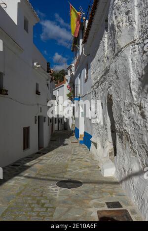 Promenez-vous dans les rues blanches de la municipalité de Salares, dans la province de Malaga, en Andalousie Banque D'Images