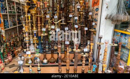 Shiraz, Iran - Mai 2019: Beaucoup de Hookah à vendre dans la boutique de souvenirs Banque D'Images