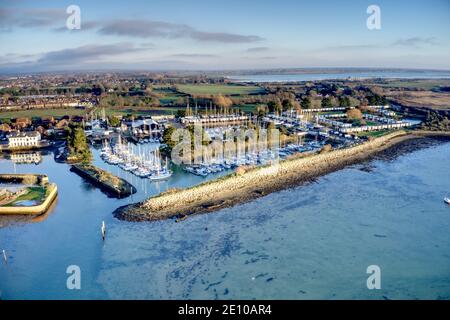 Vue aérienne vers le port de plaisance d'Emsworth avec l'estuaire en vue de ce lieu de navigation populaire dans le sud de l'Angleterre. Banque D'Images