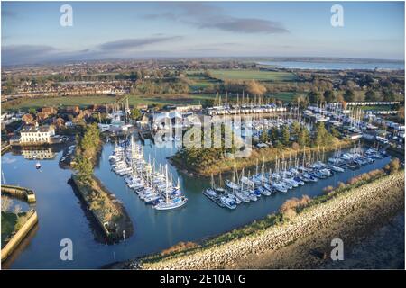 Vue aérienne d'Emsworth Yachts in Marina en fin d'après-midi, au soleil, sur cette destination de canotage populaire dans le sud de l'Angleterre. Banque D'Images