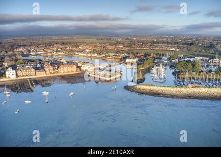 Photo aérienne de l'entrée du port d'Emsworth montrant de belles réflexions dans l'eau à cet endroit idyllique. Banque D'Images