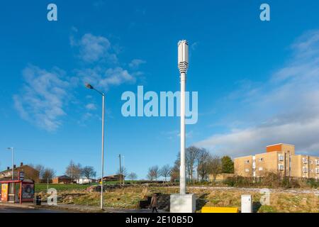 5g Telecom Mast dans un cadre urbain près d'une route principale et d'un logement avec ciel bleu et espace de copie à Bradford, West Yorkshire Banque D'Images