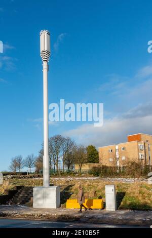 5g Telecom Mast dans un cadre urbain près d'une route principale et d'un logement avec ciel bleu et espace de copie à Bradford, West Yorkshire Banque D'Images