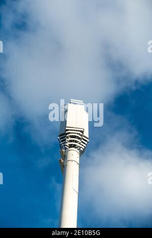 5g Telecom Mast dans un cadre urbain près d'une route principale et d'un logement avec ciel bleu et espace de copie à Bradford, West Yorkshire Banque D'Images