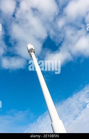 5g Telecom Mast dans un cadre urbain près d'une route principale et d'un logement avec ciel bleu et espace de copie à Bradford, West Yorkshire Banque D'Images