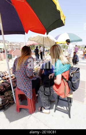 Les touristes essaient de sable étant vendus dans une rue près de Man Sugar Lake, Jaipur, Rajasthan, Inde Banque D'Images