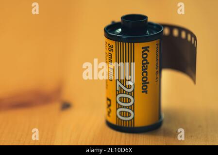 Izmir, Turquie - 23 novembre 2020 : gros plan d'un film pour appareil photo Kodak KODACOLOR 200 asa 35 mm sur fond en bois Banque D'Images