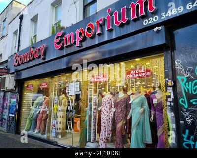 Magasin de vêtements asiatique d'origine indienne ou Bangali à Londres Extrémité est Banque D'Images