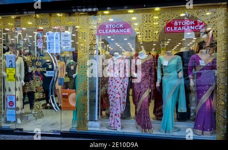 Magasin de vêtements asiatique d'origine indienne ou Bangali à Londres Extrémité est Banque D'Images