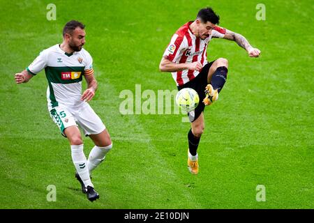 Bilbao, Espagne. Janvier 2021. Yuri Berchiche de Athletic Club duels pour le ballon avec Gonzalo Verdu d'Elche C.F pendant le match de la Liga entre Athletic Club Bilbao vs Elche CF joué au stade San Mames. Crédit : ion Alcoba/Capturasport/Alay Live News Banque D'Images