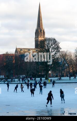 Glasgow, Écosse, Royaume-Uni. 3 janvier 2021. Météo au Royaume-Uni : patinage et hockey sur glace sur l'étang gelé du parc Queen's. Credit: SKULLY/Alay Live News Banque D'Images