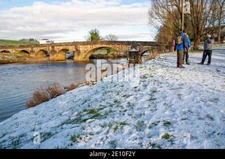 Clitheroe, Lancashire, Royaume-Uni. 3 janvier 2021. Visiteurs qui apprécient la neige à Clitheroe, Lancashire. Crédit : John Eveson/Alamy Live News Banque D'Images