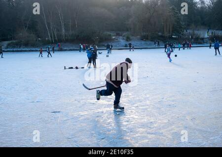 Glasgow, Écosse, Royaume-Uni. 3 janvier 2021. Météo au Royaume-Uni : patinage et hockey sur glace sur l'étang gelé du parc Queen's. Credit: SKULLY/Alay Live News Banque D'Images