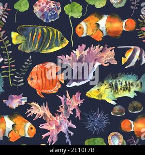 Motif poissons de dessin animé sans couture avec fleurs dessinées à la main dans l'aquarelle pour la décoration. Décor coloré. Monde sous-marin. Banque D'Images