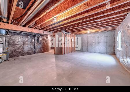 Intérieur de maison en construction avec cadre en bois et climatisation conduits Banque D'Images