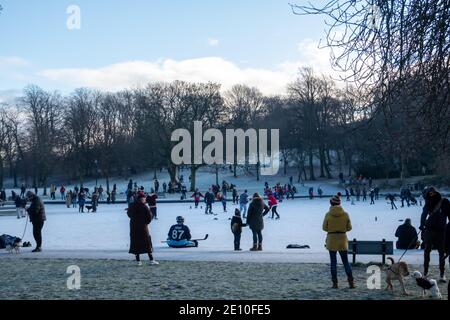 Glasgow, Écosse, Royaume-Uni. 3 janvier 2021. Météo au Royaume-Uni : patinage et hockey sur glace sur l'étang gelé du parc Queen's. Credit: SKULLY/Alay Live News Banque D'Images