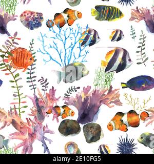 Motif poissons de dessin animé sans couture avec fleurs dessinées à la main dans l'aquarelle pour la décoration. Décor coloré. Monde sous-marin. Banque D'Images