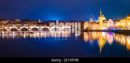 Le pont Charles et Karlovy Lazne aux feux de la nuit à Prague, en République tchèque. Banque D'Images