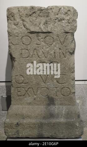 Autel avec inscription 'Coso Udaviniago'. De l'ancienne église paroissiale de San Martiño de Meirás (Sada, province de la Corogne, Galice, Espagne). Musée archéologique et d'histoire (Château de San Anton). A Corogne, Galice, Espagne. Banque D'Images