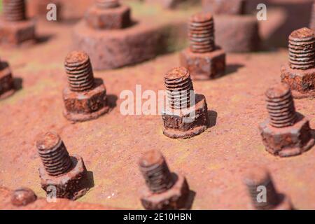 Boulons et écrous rouillés - fragment d'un ancien couteau à menue paille rétro rouillé (gros plan) Banque D'Images