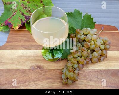Jus de raisin fraîchement pressé avec UN bouquet de raisins blancs, STILL Life Banque D'Images