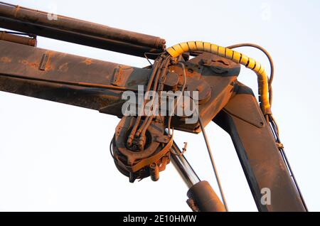 Gros plan d'un bras de pelle hydraulique rouillé Banque D'Images