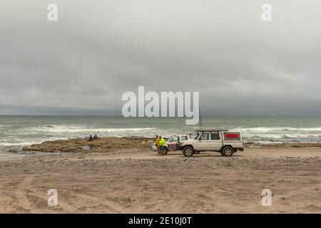 Pêche sur la côte de Skeleton, au nord de Swakopmund, en Namibie Banque D'Images