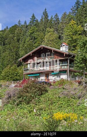 L'ancienne maison forestière Valepp dans les Alpes de Tegernsee est Une destination populaire accessible en voiture Une route à péage Banque D'Images