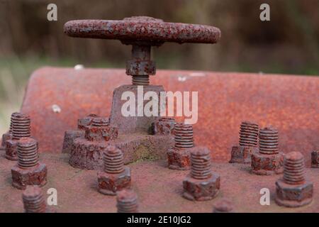Fragment d'un ancien broyeur de paille rouille (boulons, écrous et soupape) Banque D'Images