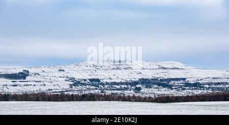 Penhill dans les Yorkshire Dales dans la neige Banque D'Images