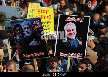 Bagdad, Irak. 03ème janvier 2021. Les Irakiens prennent part à une manifestation sur la place Tahrir pour commémorer le premier anniversaire de l'assassinat du commandant militaire iranien et chef de ses forces Quds, le général Qasem Soleimani, tué par une frappe aérienne américaine près de l'aéroport de Bagdad. Credit: Ameer Al Mohmedaw/dpa/Alamy Live News Banque D'Images