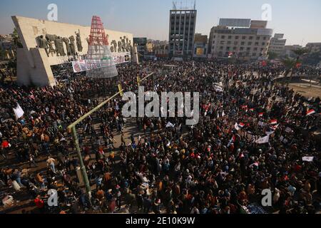 Bagdad, Irak. 03ème janvier 2021. Les Irakiens prennent part à une manifestation sur la place Tahrir pour commémorer le premier anniversaire de l'assassinat du commandant militaire iranien et chef de ses forces Quds, le général Qasem Soleimani, tué par une frappe aérienne américaine près de l'aéroport de Bagdad. Credit: Ameer Al Mohmedaw/dpa/Alamy Live News Banque D'Images