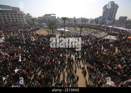 Bagdad, Irak. 03ème janvier 2021. Les Irakiens prennent part à une manifestation sur la place Tahrir pour commémorer le premier anniversaire de l'assassinat du commandant militaire iranien et chef de ses forces Quds, le général Qasem Soleimani, tué par une frappe aérienne américaine près de l'aéroport de Bagdad. Credit: Ameer Al Mohmedaw/dpa/Alamy Live News Banque D'Images