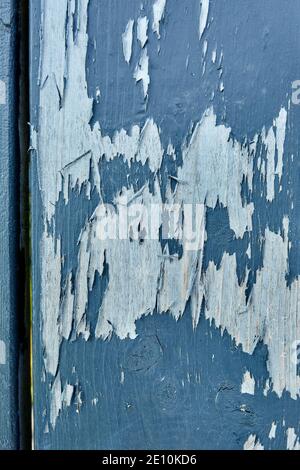 Peinture bleue écaillée et écaillée du bois, vue verticale Banque D'Images