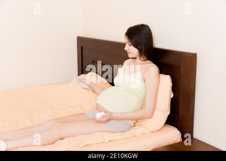 Femme enceinte lecture instructions pour les pilules prescrites, concept de soins de santé, médecine pendant la grossesse. Banque D'Images