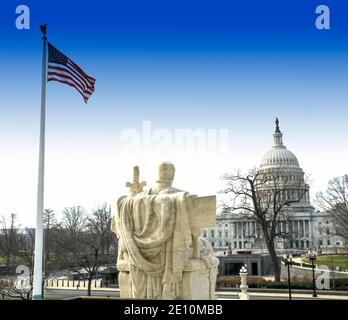 Extérieur du bâtiment DE la Cour suprême DES ÉTATS-UNIS. Statue de James Earle Fraser sur la « contemplation de la justice ». Capitole des États-Unis vu de la Cour suprême Banque D'Images