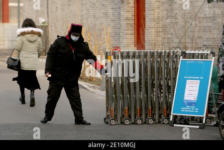 Pékin, Chine. 03ème janvier 2021. Un garde tire une porte en face d'une rue latérale récemment fermée à Beijing le dimanche 1er janvier 2021. La capitale chinoise a bloqué une partie de la ville, y compris la fermeture des routes, des églises et des écoles, dans sa lutte contre une éventuelle épidémie de coronavirus. Photo de Stephen Shaver/UPI crédit: UPI/Alay Live News Banque D'Images