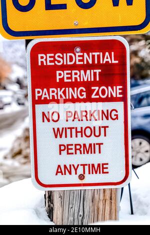 Zone de stationnement avec permis résidentiel pas de stationnement sans permis en tout temps sur la route signe Banque D'Images