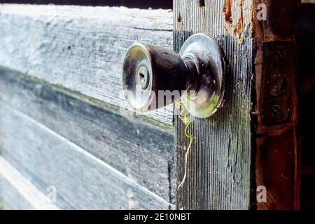 Ancien bouton de porte avec ouverture verticale dans la porte abîmé, vue latérale horizontale Banque D'Images