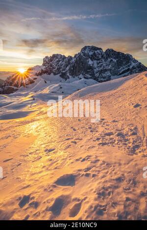 Vue sur la face nord enneigée de la montagne Presolana en hiver au lever du soleil. Colere, Val di Scalve, Bergame district, Lombardie, Italie. Banque D'Images