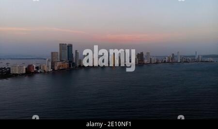 Panorama aérien du quartier financier de Cartagena de Indias Bocagrande L'architecture moderne gratte-ciel au coucher du soleil à Bolivar Colombie South Ameri Banque D'Images