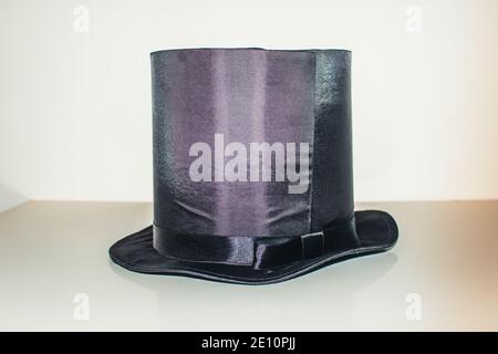 Chapeau magique noir isolé sur fond blanc pour l'image de concept Banque D'Images