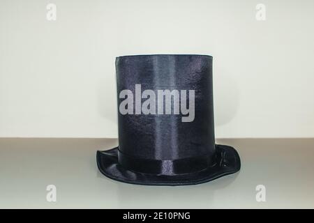 Chapeau magique noir isolé sur fond blanc pour l'image de concept Banque D'Images
