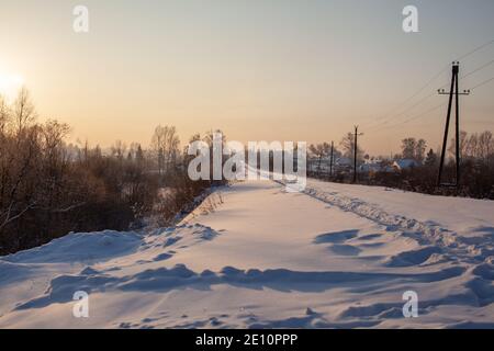 Un chemin de fer recouvert de neige et un chemin de fer trodden par les gens qui le font en hiver. Banque D'Images