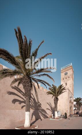 Essaouira, Maroc, 30 décembre 2019 : Tour d'entrée de la médina et murs de la vieille ville dans la ville côtière d'Essaouira, Maroc. Banque D'Images