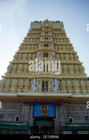 Vue sur la gopura du temple de Chamundi au sommet de les collines lors d'une visite à la destination populaire sur Mysore Banque D'Images