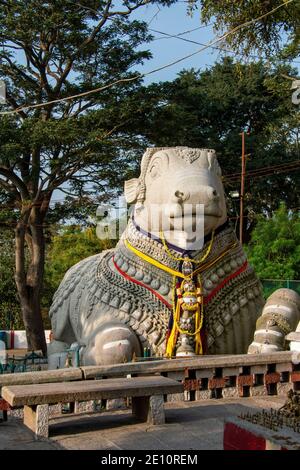 Vue sur Nandi, une sculpture monolithique au sommet des collines lors d'une visite à la destination populaire de Mysore Banque D'Images