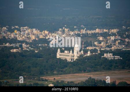 Une vue arial de Mysore avec la vue de Lalith Mahal des collines de Chamundi Hills Banque D'Images